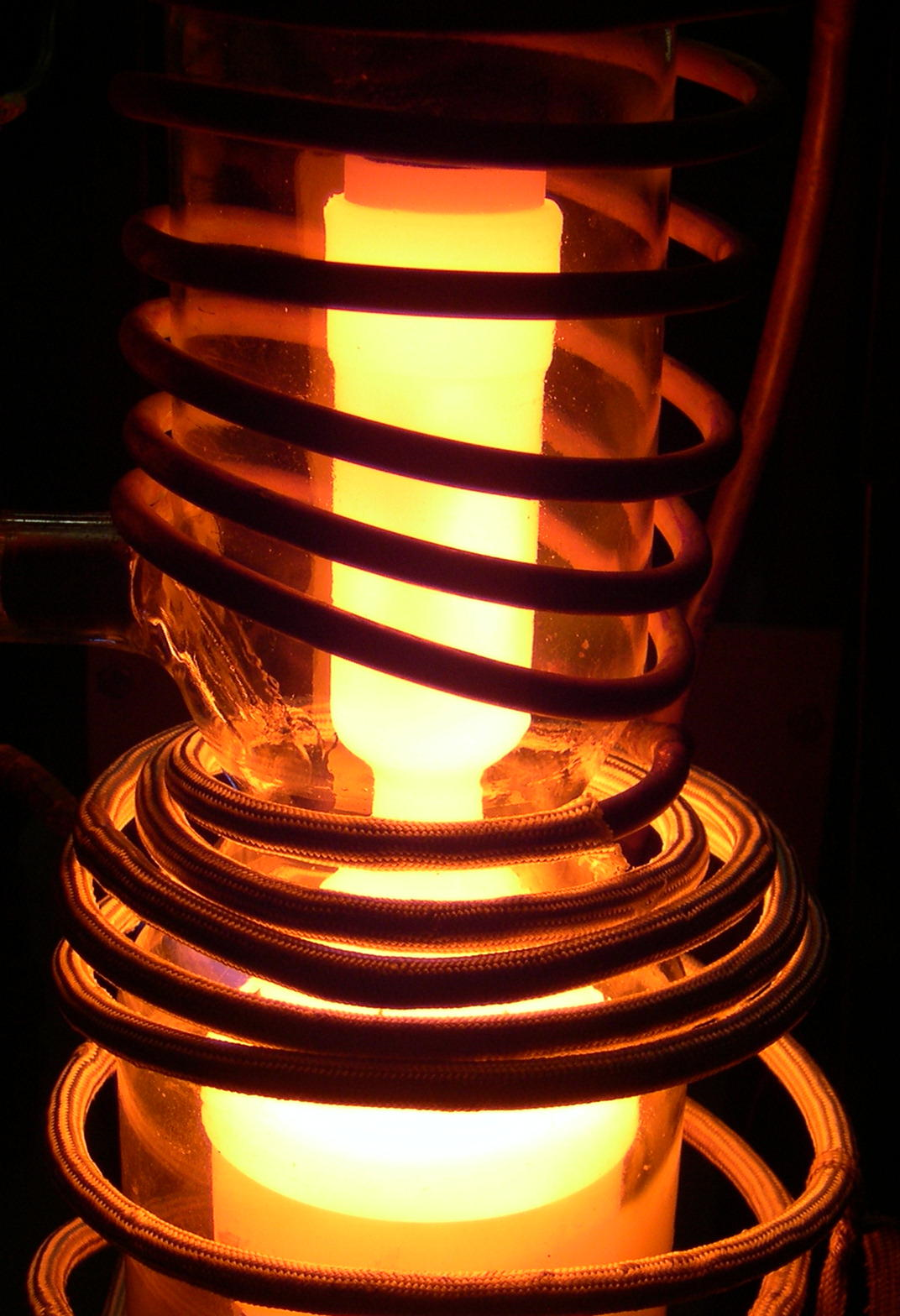 Cold-wall CVD reactor in process. Chemical Vapor Deposition (CVD) Advantages Cold-wall CVD reactor